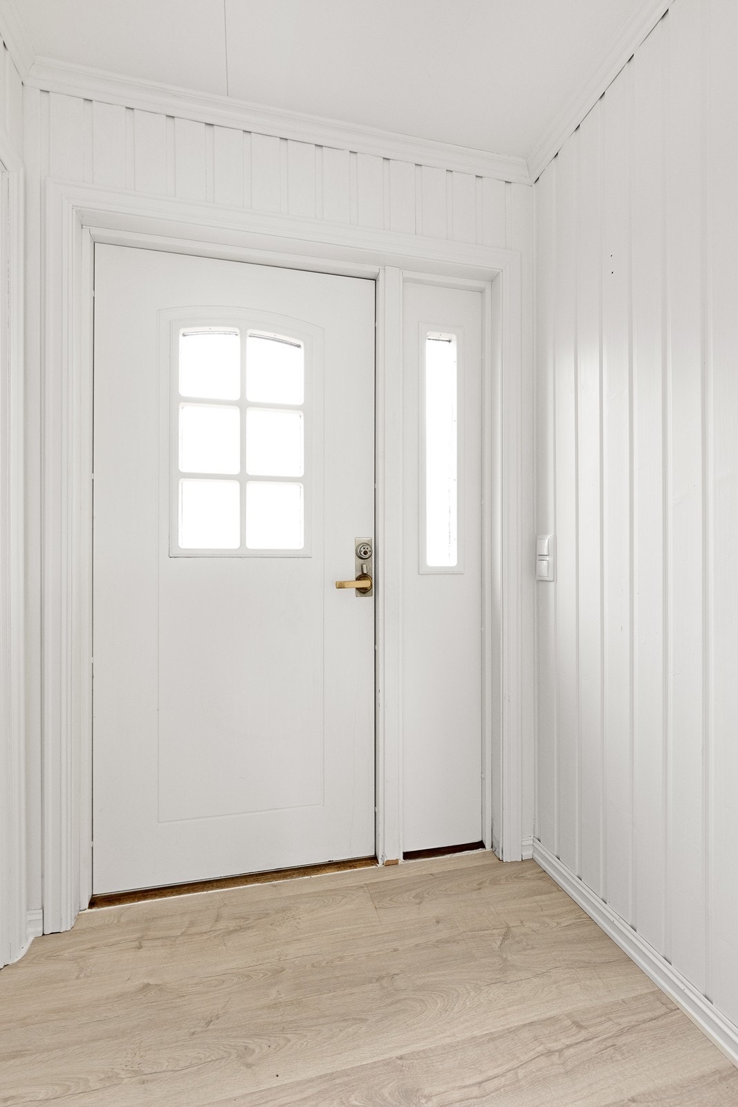 Laminatgulv og MDF-panel på veggene gir en robust og stilren entré. Galleribilde