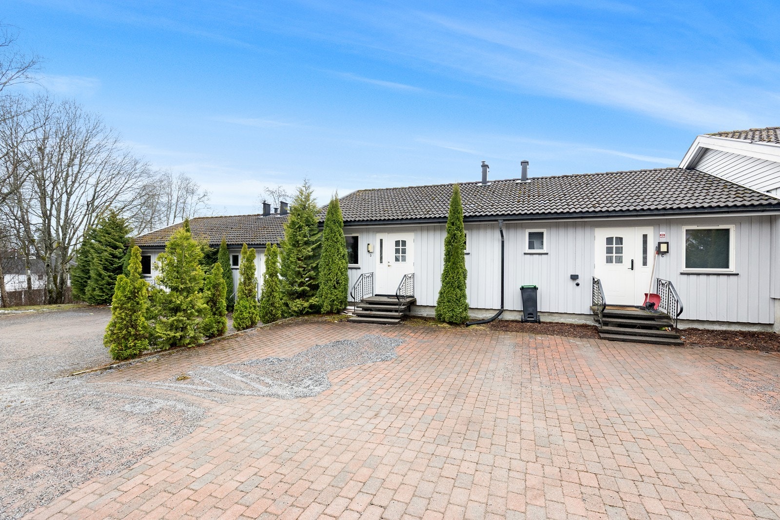 Innkjørselen er belagt med belegningsstein. Galleribilde