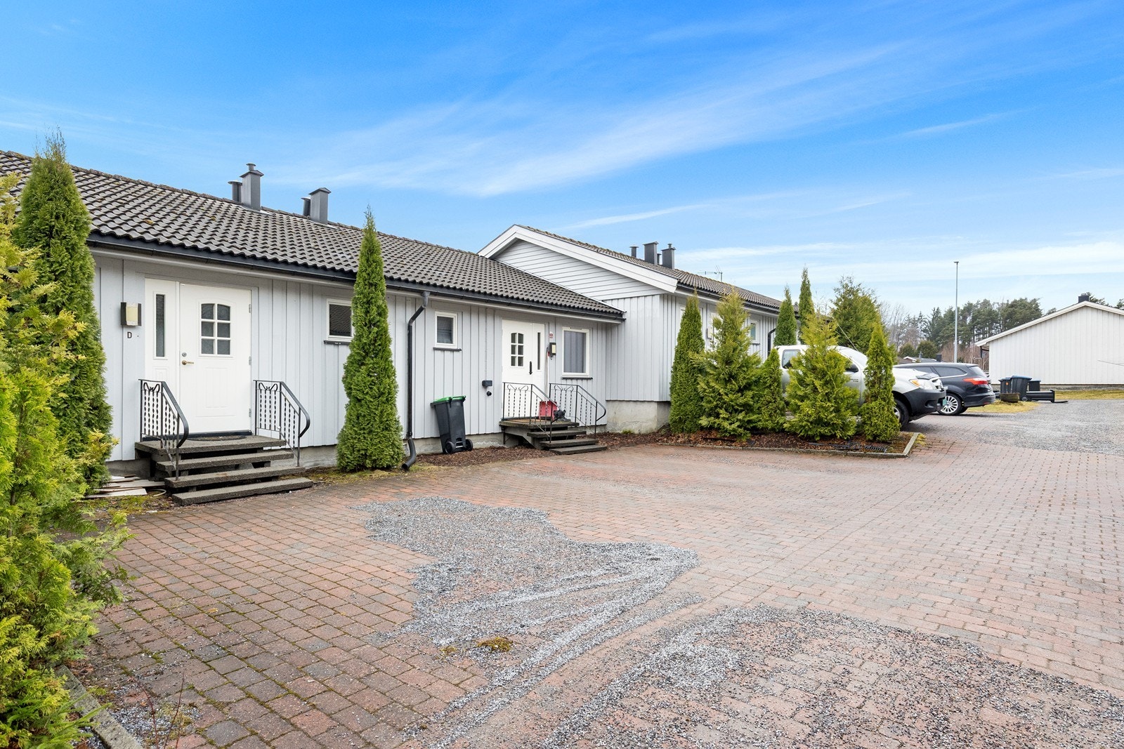 Parkering i gårdsplass gir enkel tilgang og god plass for flere biler. Galleribilde