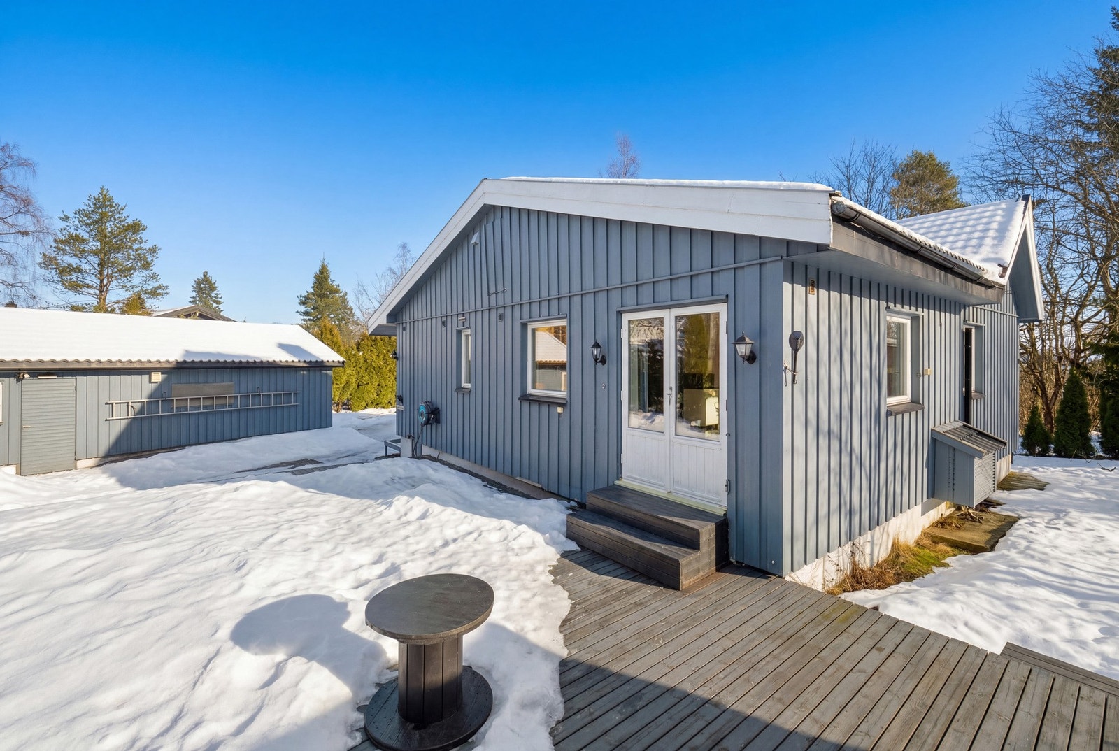 Gode solforhold kan nytes til det fulle på en sydvestvendt terrasse på ca. 70 kvm. Galleribilde