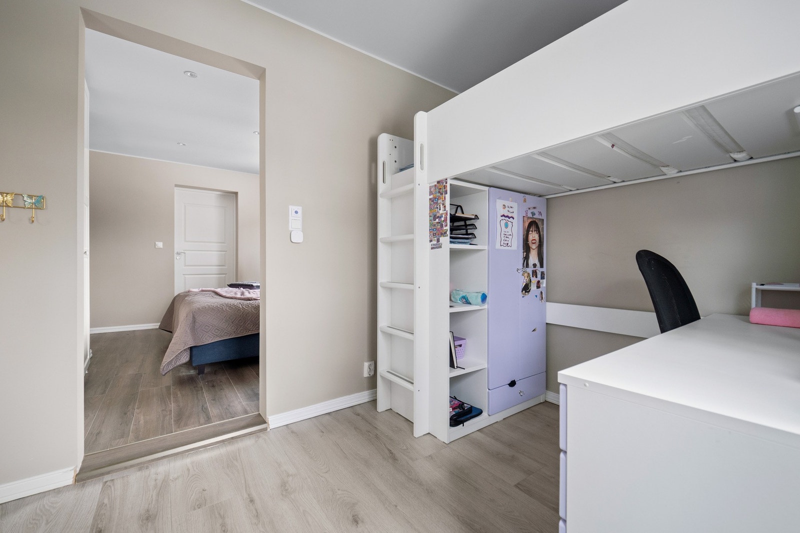 Soverommene ligger i tilknytning til hverandre, og er pent pusset opp i en dus beigetone. Galleribilde