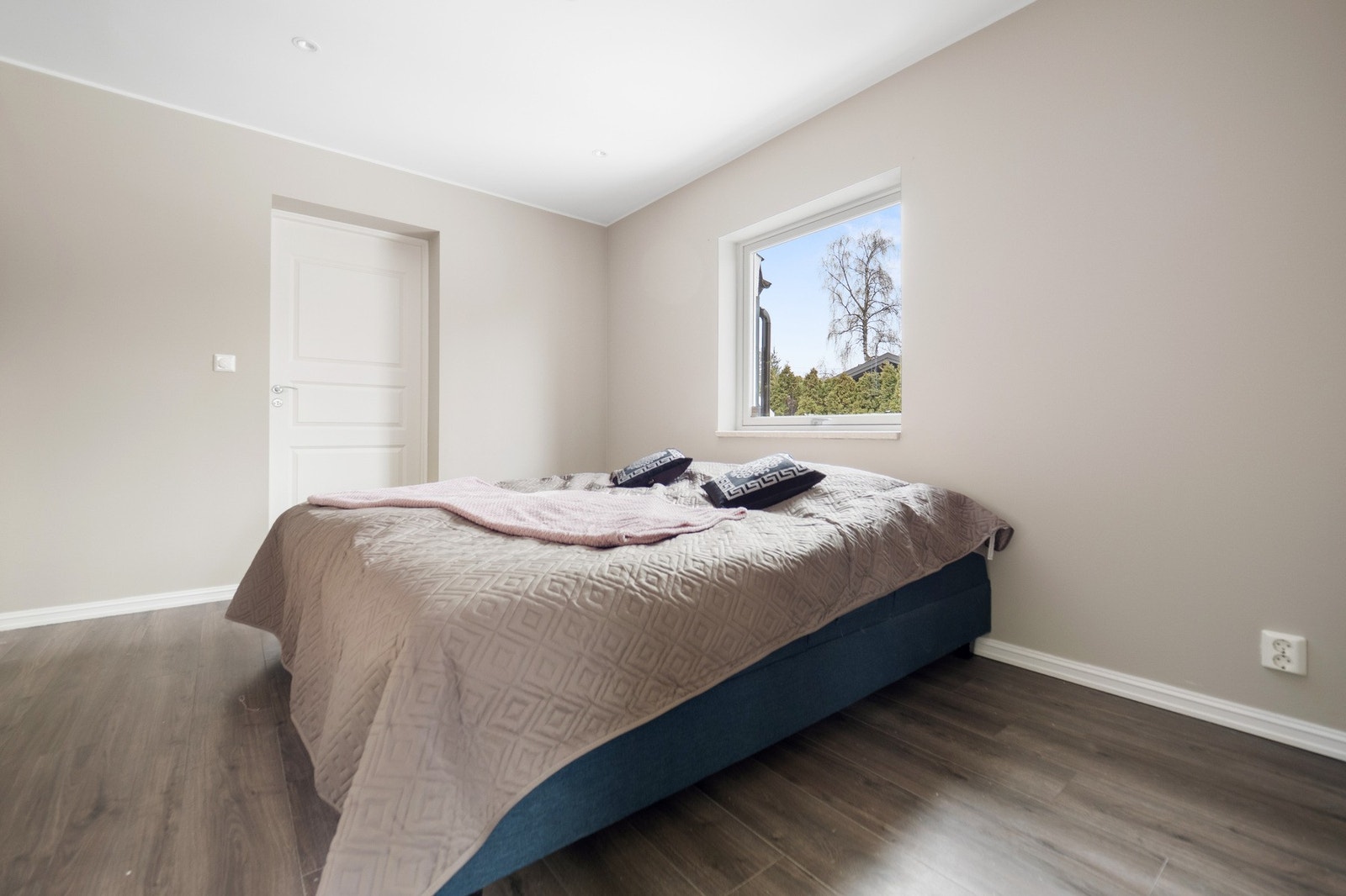 Store soveromsvinduer sørger for rikt, naturlig lysinnslipp og gode luftemuligheter. Galleribilde