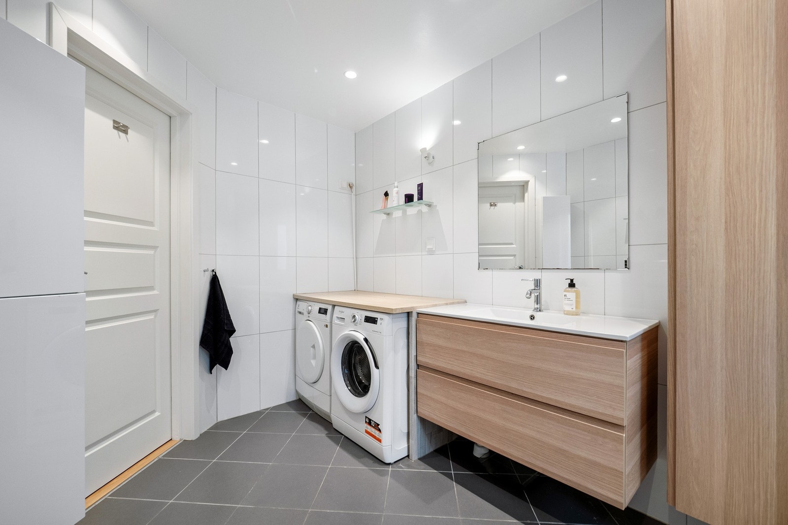 Under en matchende benkeplate er det opplegg og plass for både vaskemaskin og tørketrommel. Galleribilde