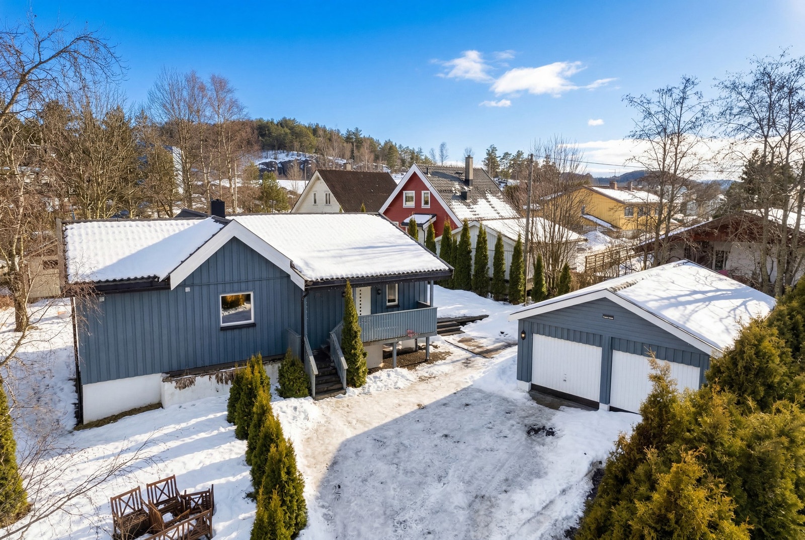 Det er parkering i en frittliggende dobbelgarasje og på en gruslagt gårdsplass. Galleribilde