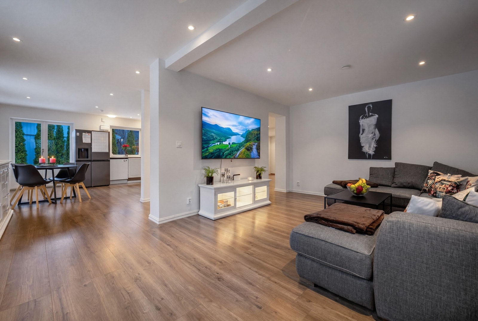 I allrommet settes den rette stemningen med downlights i himlingen. Galleribilde