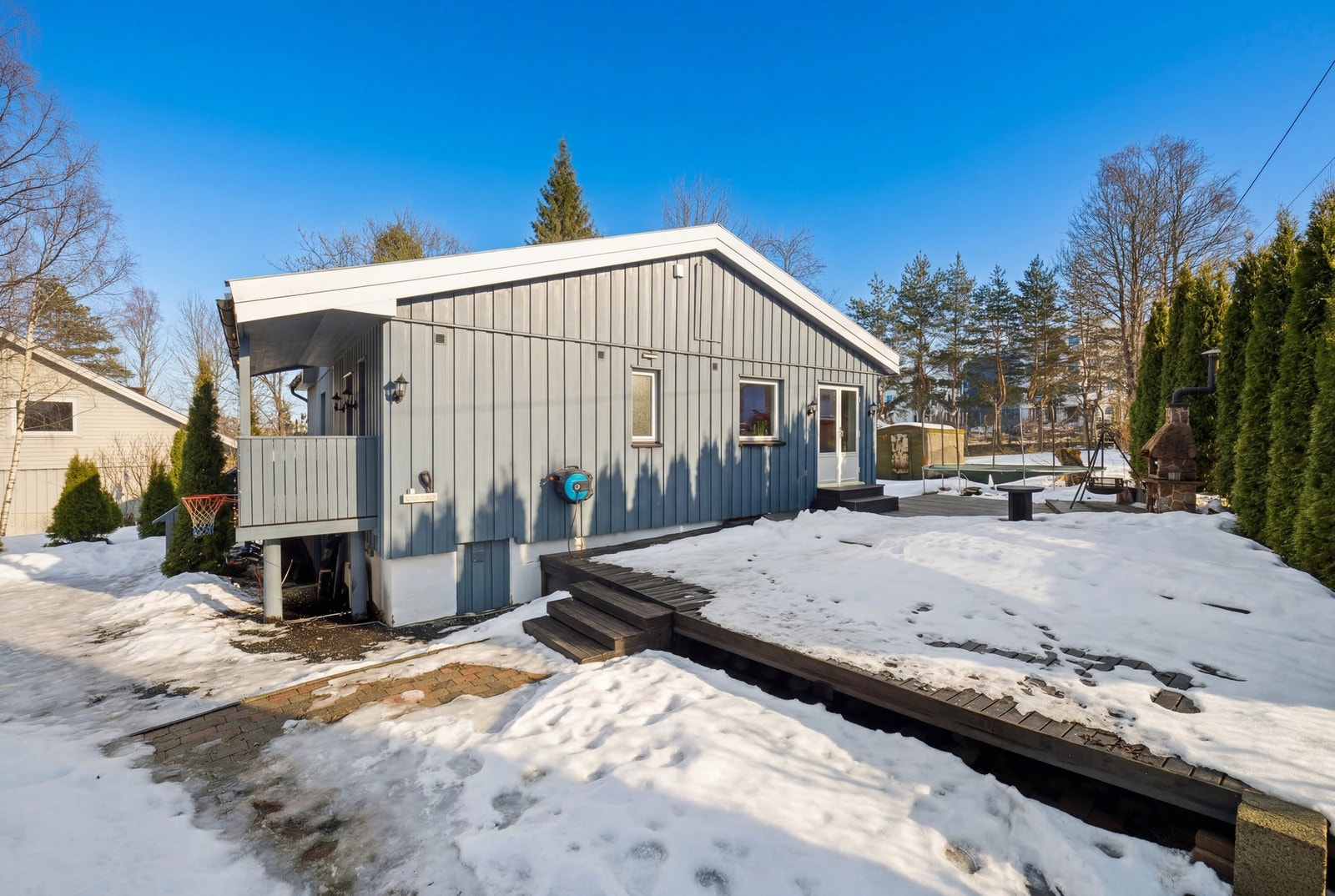 Her er det utmerket plass til grill og utemøblement, og en høy, vintergrønn hekk sørger for lune og usjenerte forhold. Galleribilde