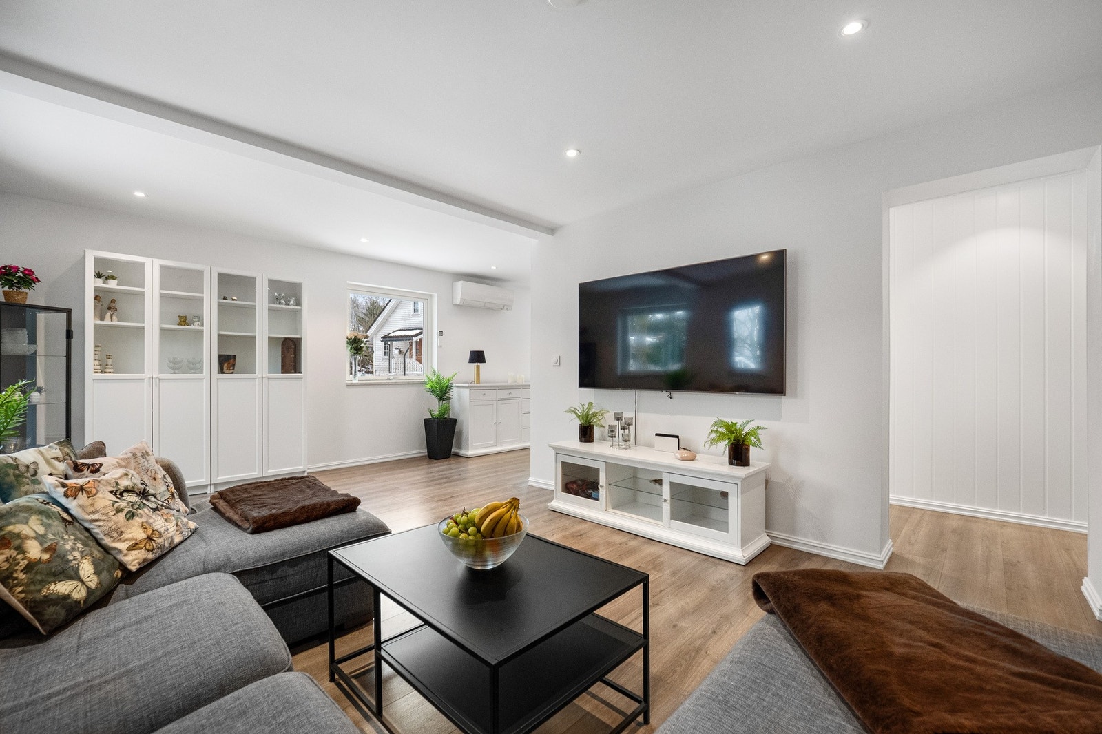 Det ble montert en luft-til-luft varmepumpe mellom stue og kjøkken i 2013. Galleribilde