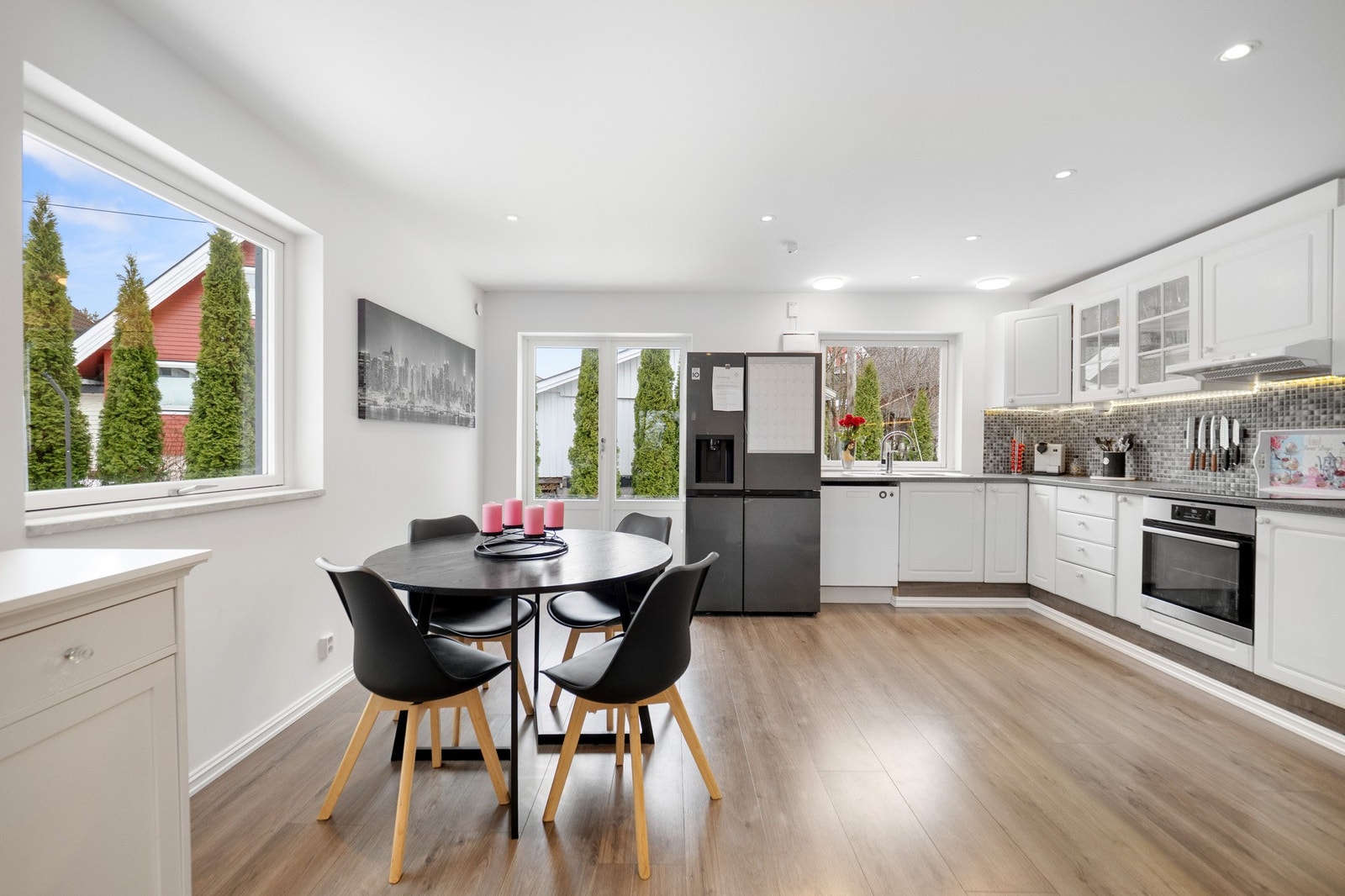 Fra kjøkkenet er det utgang til den store, sydvestvendte terrassen. Galleribilde