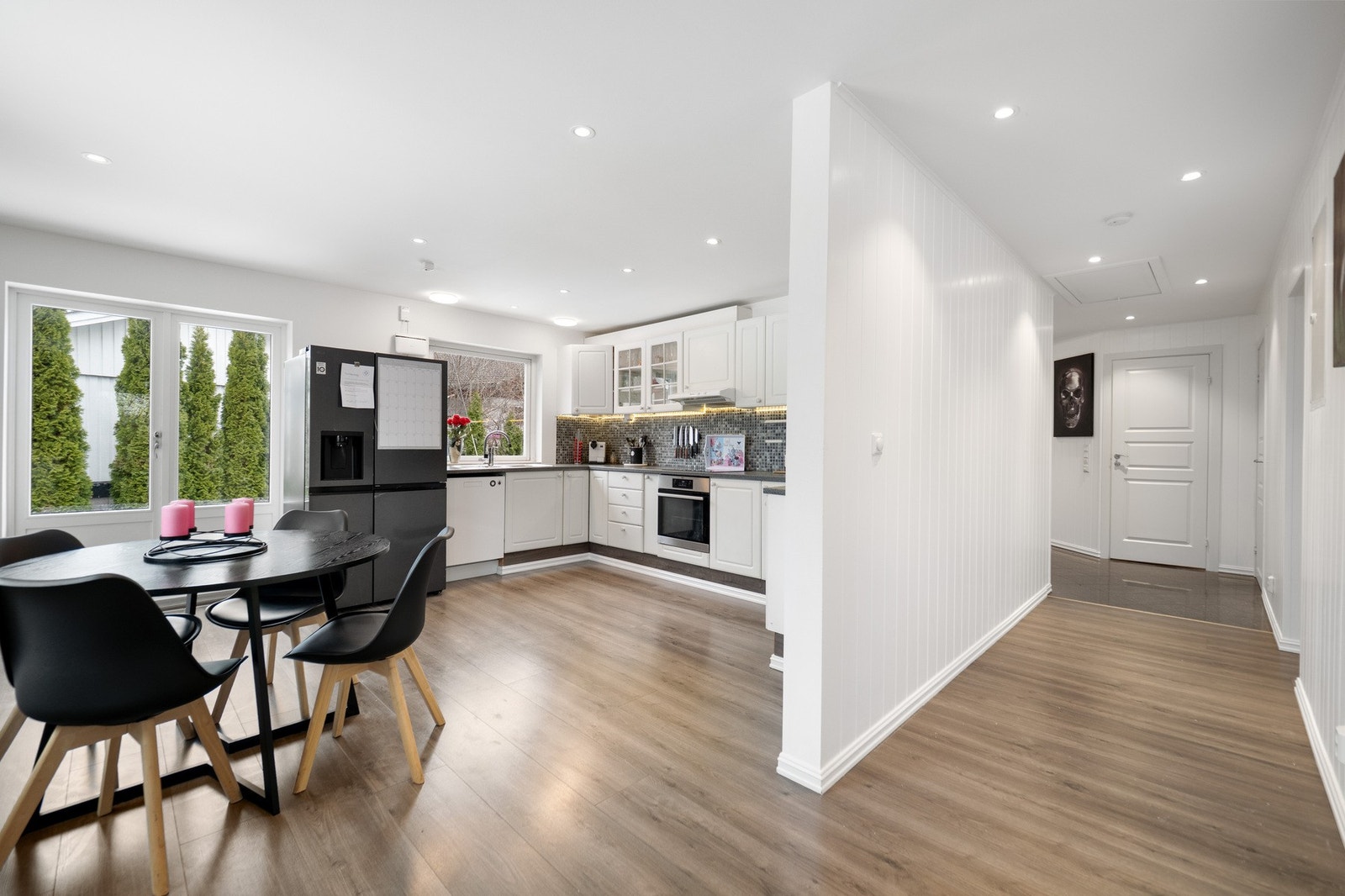 Den dels åpne planløsningen skaper en luftig atmosfære i eneboligen. Galleribilde