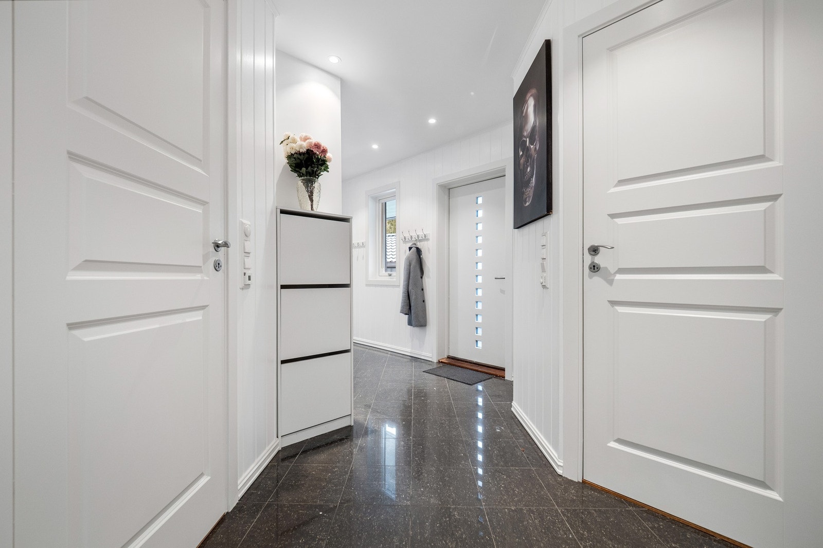 I tilknyting til entreen ligger både badet og wc-rommet. Galleribilde