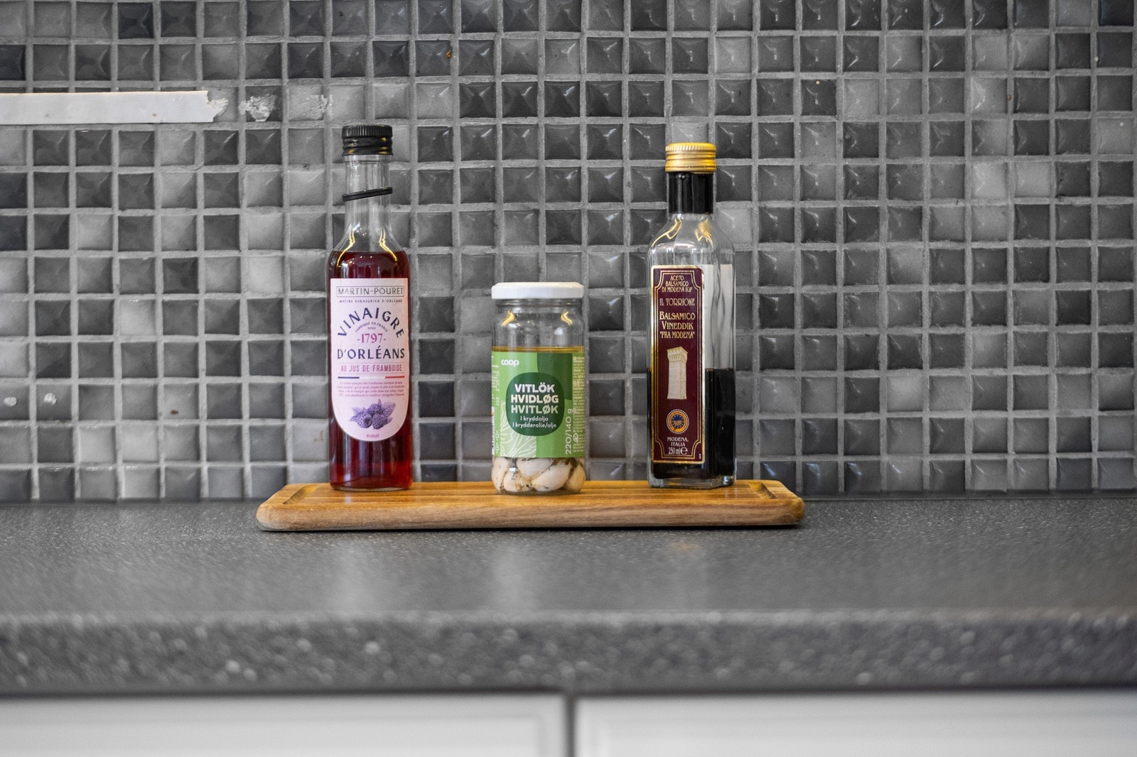 Veggene over benken er kledd med grå mosaikkfliser som står godt til resten av interiøret. Galleribilde