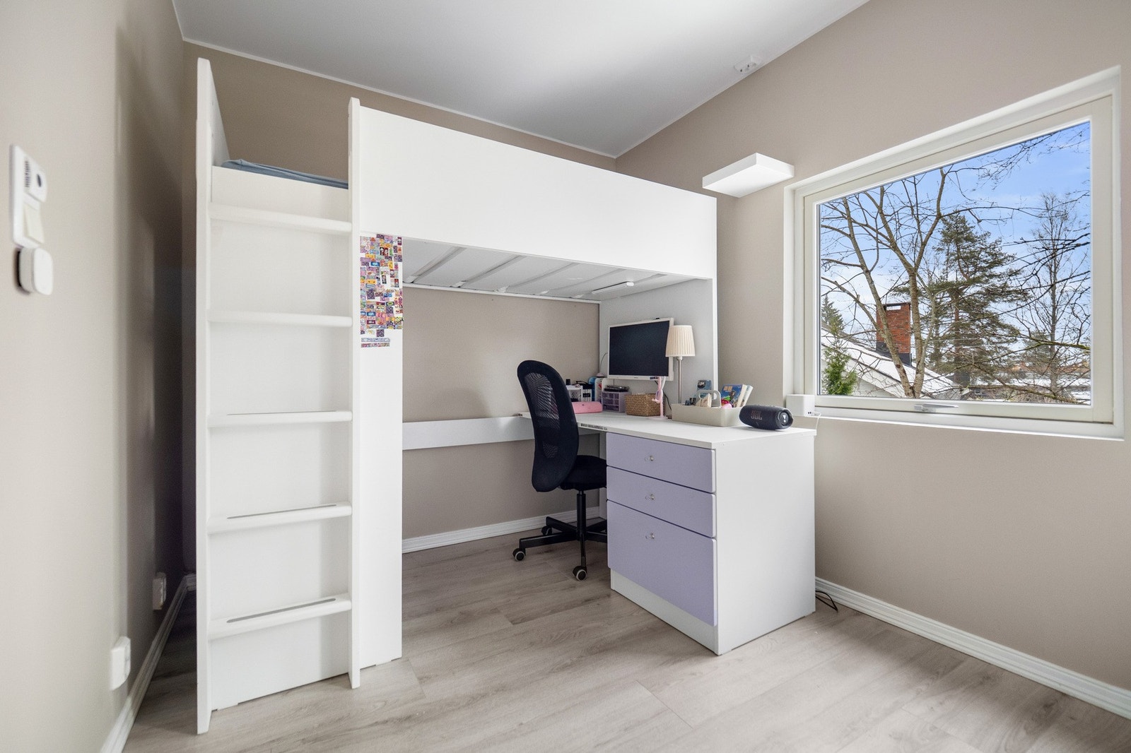 Både soverommene og det innredede rommet har tidsmessig laminatgulv. Galleribilde