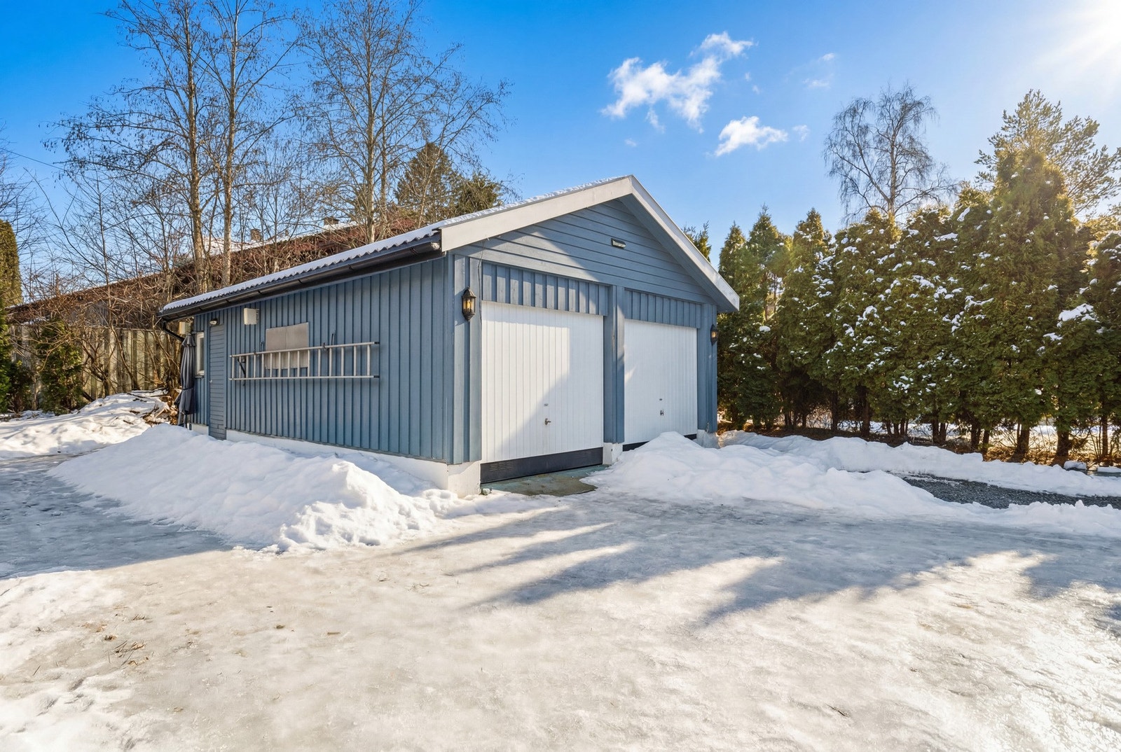 Garasjen er på ca. 44 kvm, og var ny i 2016. Galleribilde