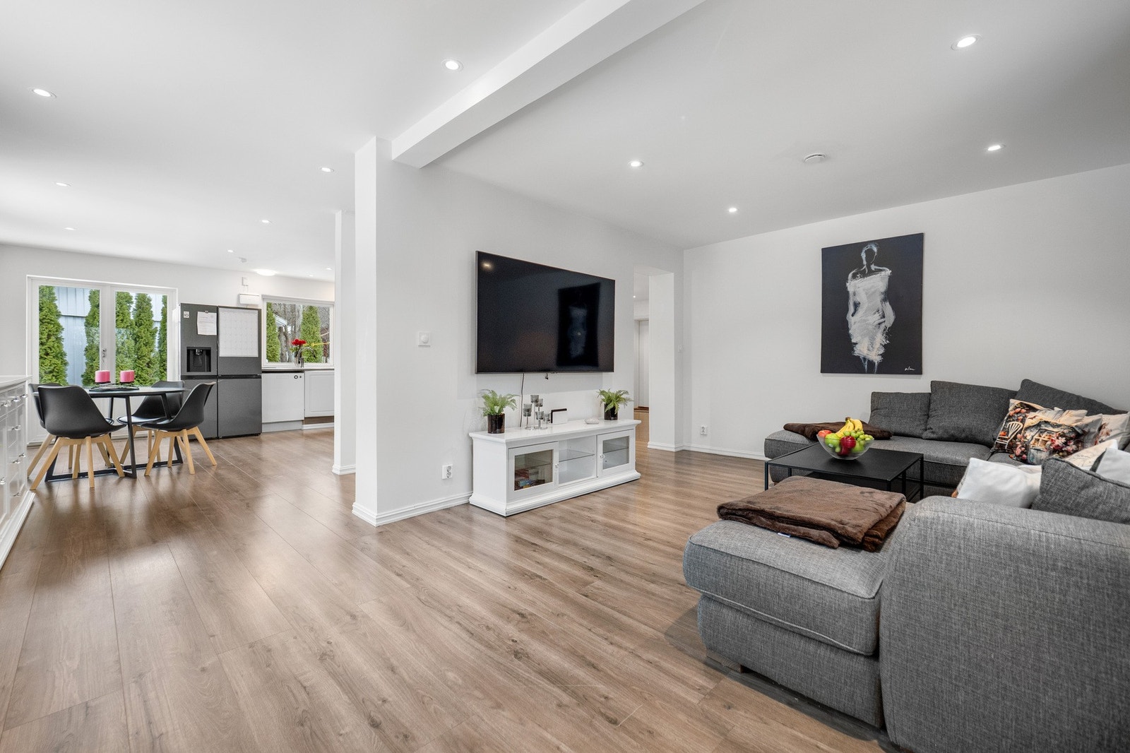 De hvitmalte overflatene fremhever det gylne laminatgulvet. Galleribilde