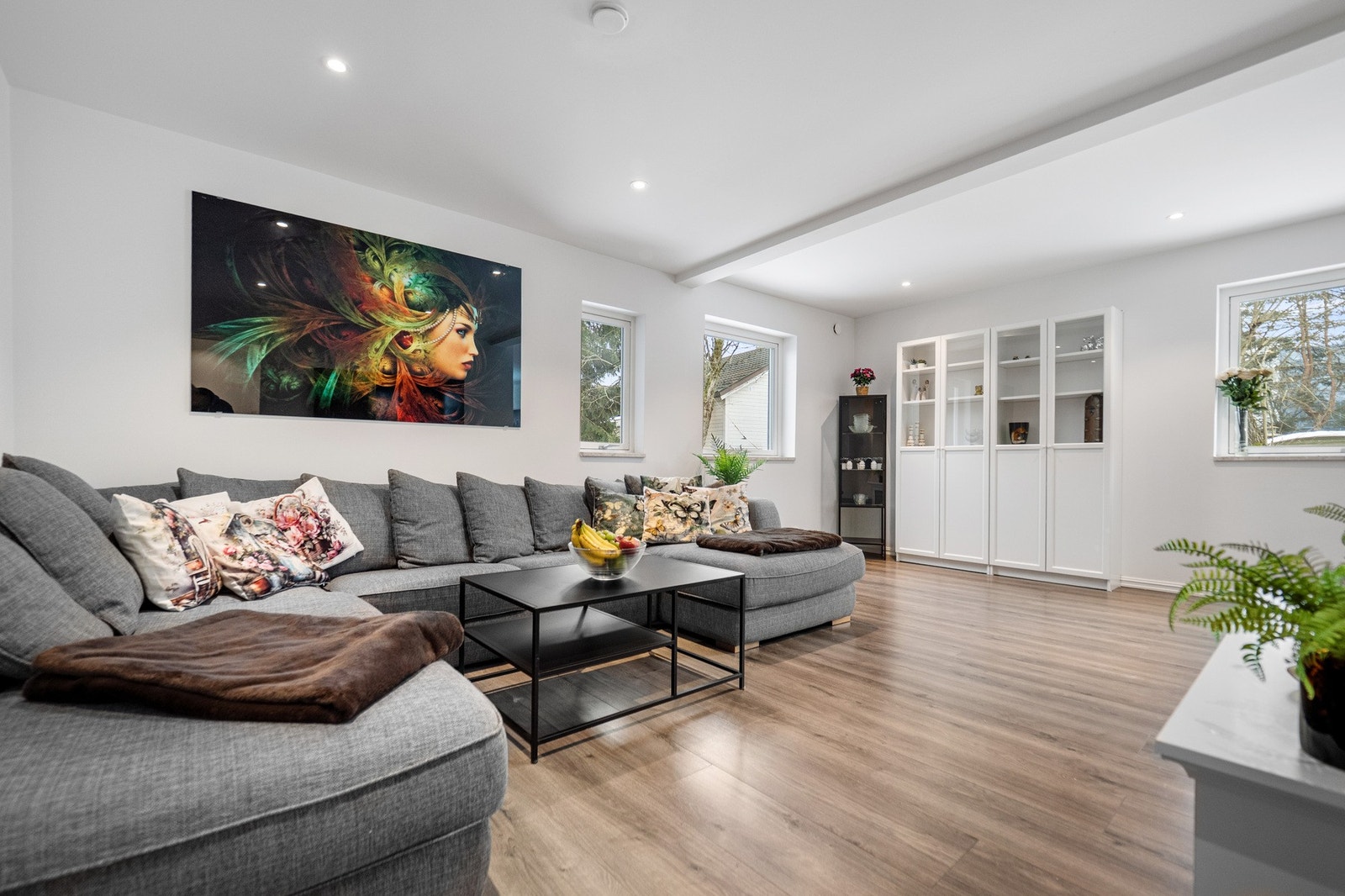 Dagslyset som strømmer inn via store vinduer gjenspeiles fint i de hvitmalte overflatene. Galleribilde