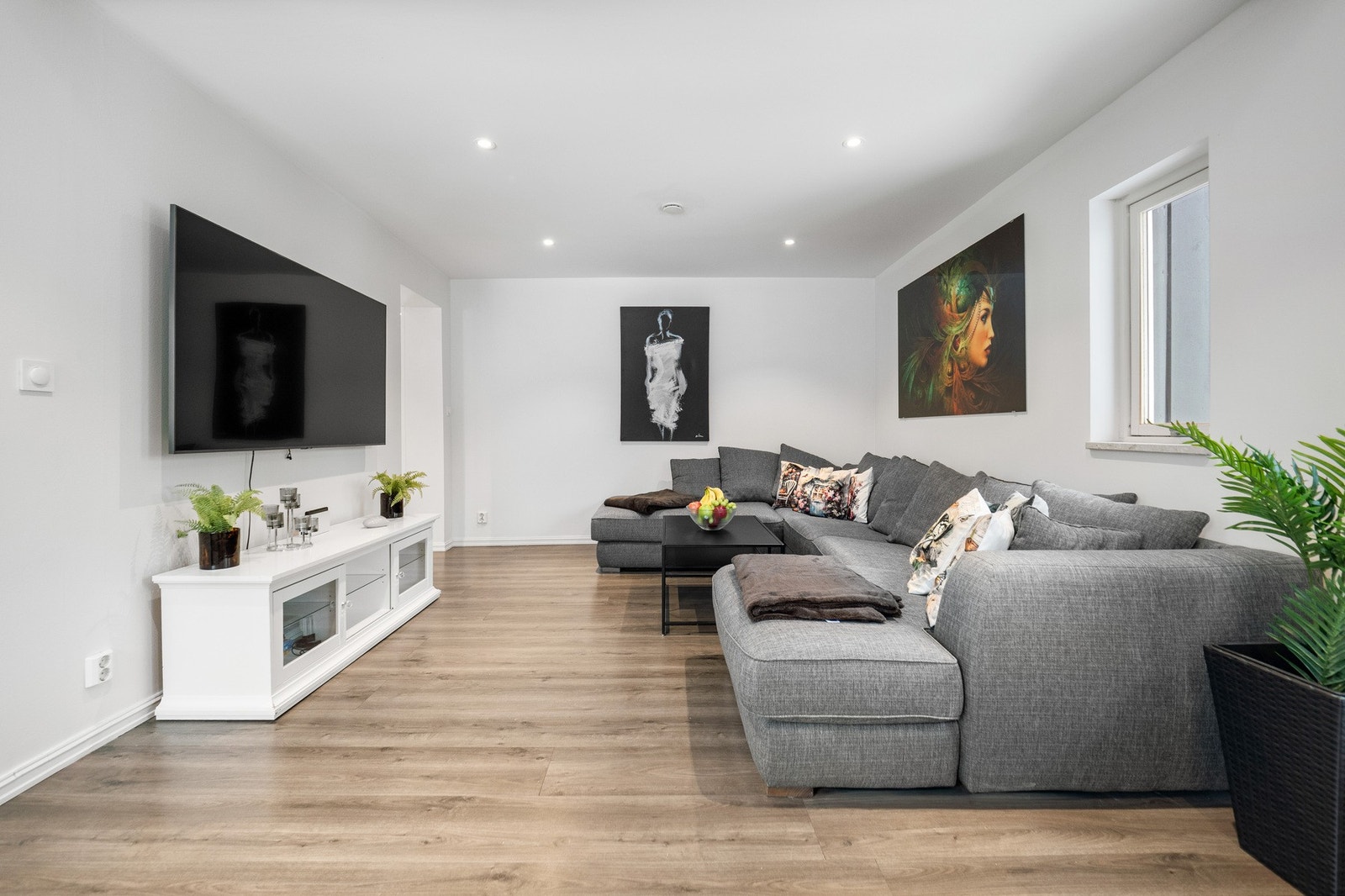 Dagslyset som strømmer inn via store vinduer gjenspeiles fint i de hvitmalte overflatene. Galleribilde