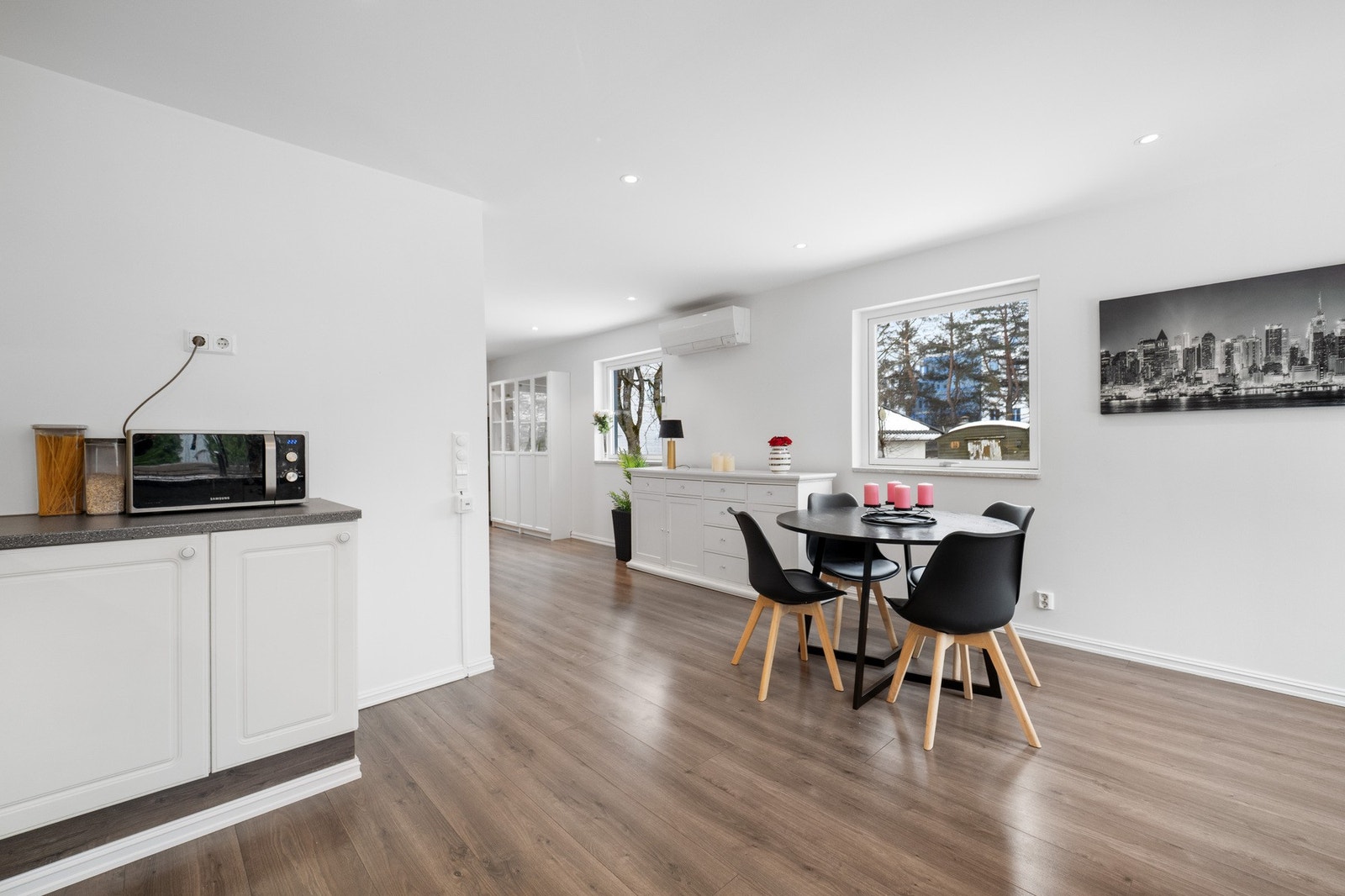 Nærheten mellom kjøkkenet og spiseplassen gjør matlagingen sosial og serveringen enkel. Galleribilde