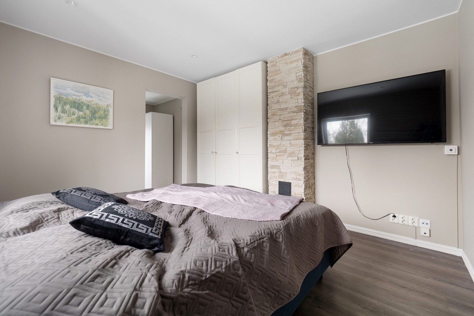 Det er garderobeløsning på hovedsoverommet. Galleribilde