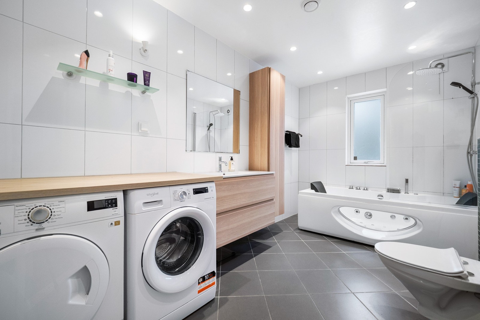 Badet fremstår som velholdt og delikat, og innbyr til egentid og velvære. Galleribilde