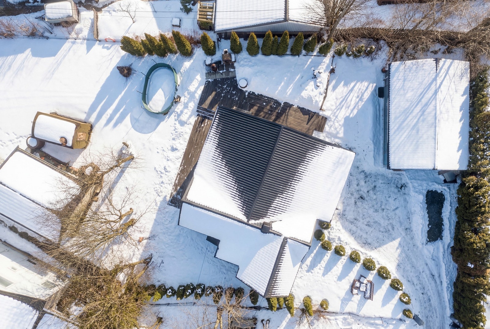 Det er rikelig med trygg boltreplass i hagen. Galleribilde