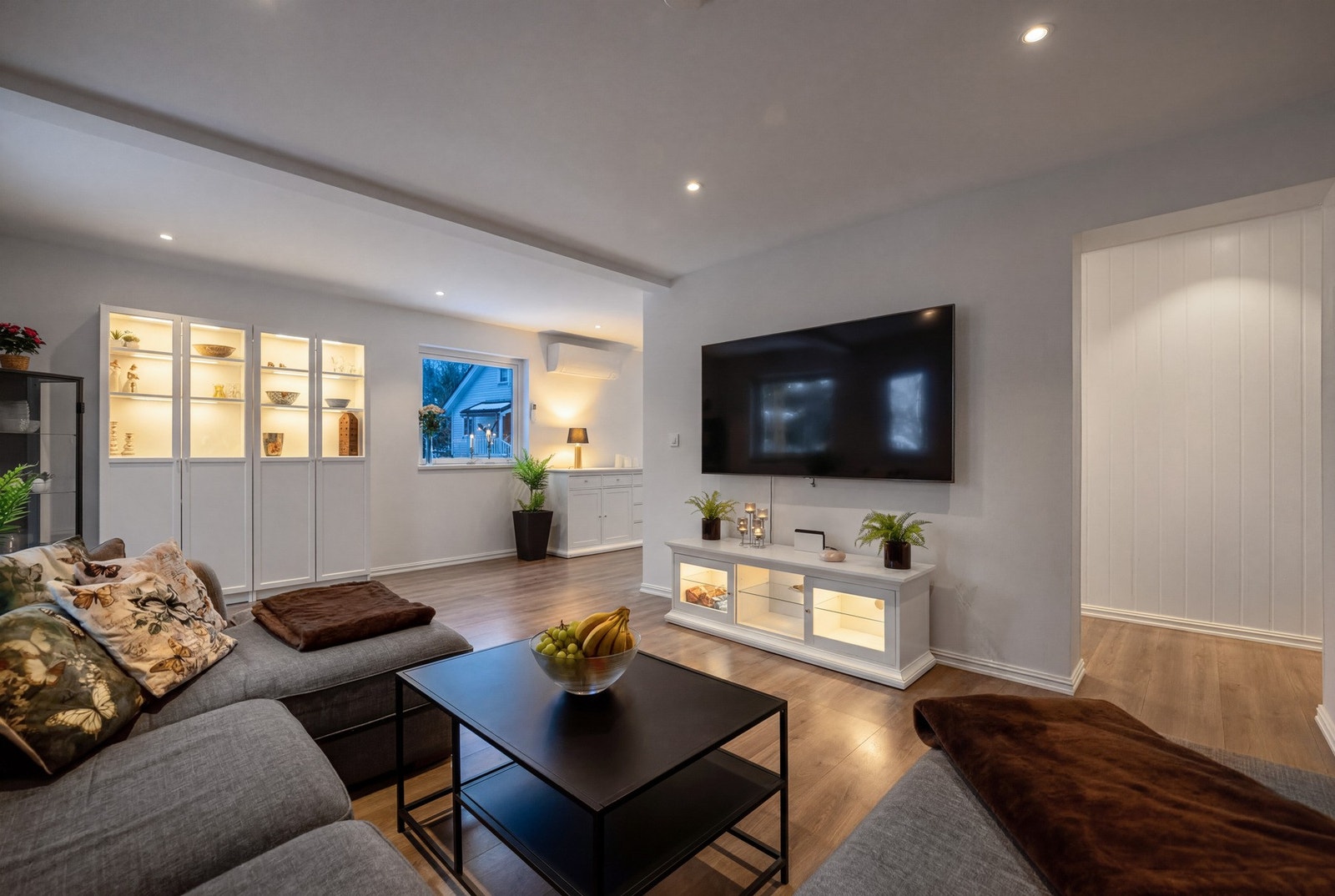 I stuen er det god plass til sofagruppe og tv-/mediastasjon. Galleribilde