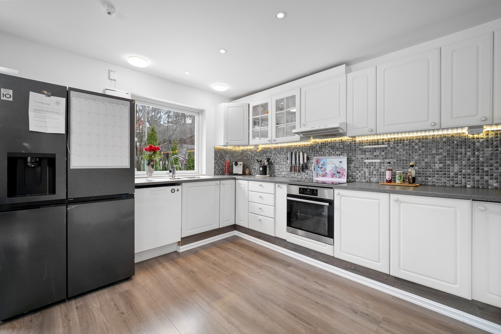 Kjøkkenet er utstyrt med integrert stekeovn og koketopp, samt ventilator, benkestikk og opplegg for oppvaskmaskin. Galleribilde