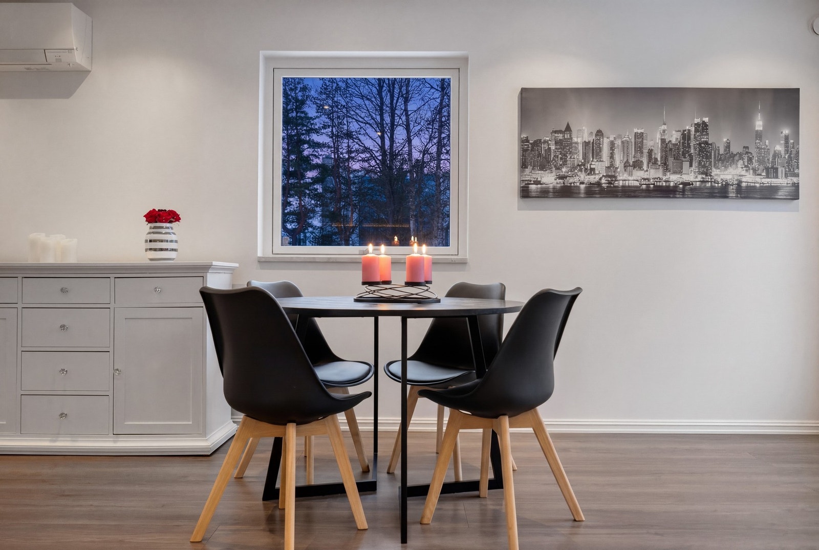 Her ligger alt til rette for hyggelige måltider og spillkvelder med venner og familie. Galleribilde