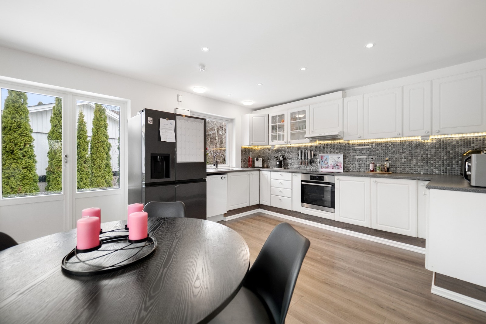 Kjøkkenet har et klassisk og pent design med god skap- og benkeplass. Galleribilde