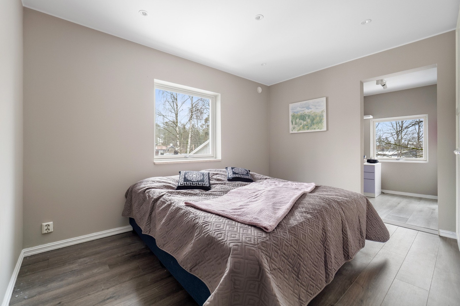 Det er to gode soverom og ett innredet rom i eneboligen. Galleribilde