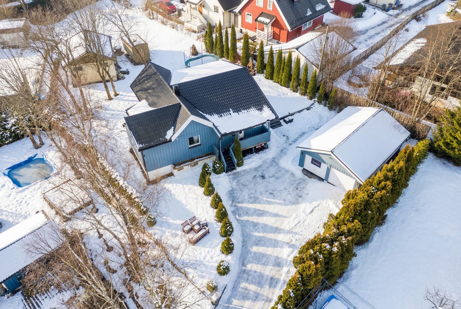 Tomten på 788,5 kvm er pent opparbeidet med gressplen, prydbusker, hekk og gruslagt gårdsplass. Galleribilde