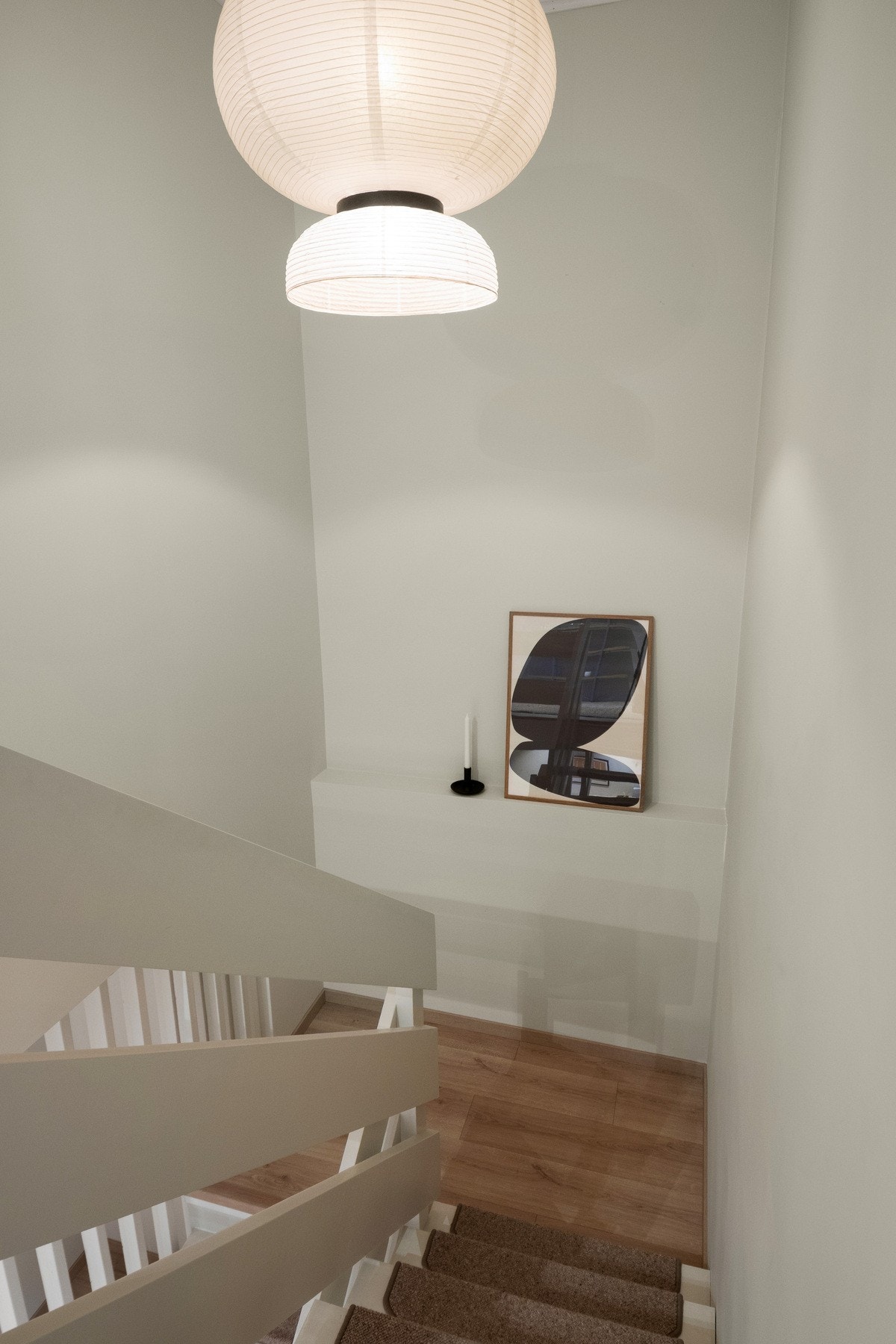 Trapp ned til etasjen under Galleribilde