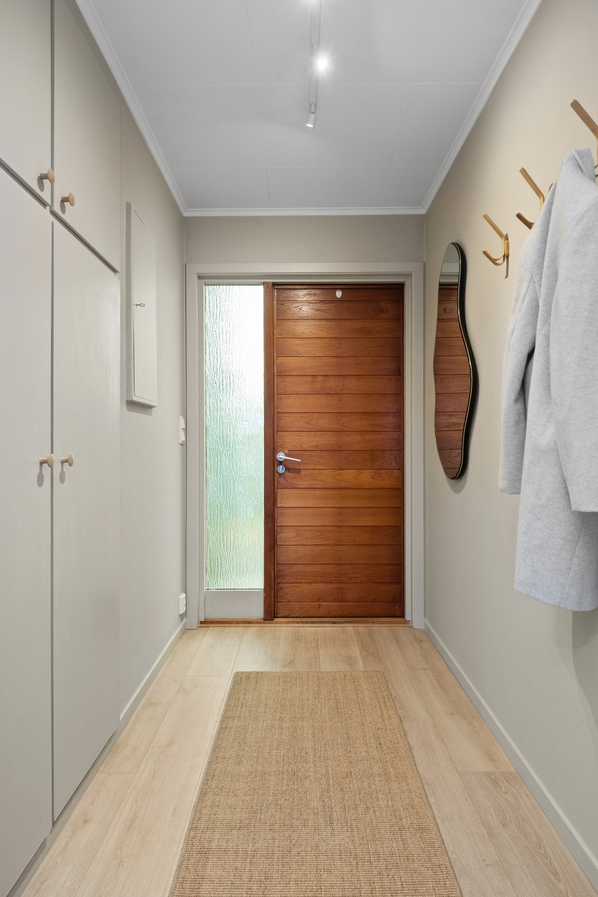 Du kommer inn til en romslig entré som gir deg en god romfølelse. Her er det god plass for å henge fra seg yttertøy. Galleribilde