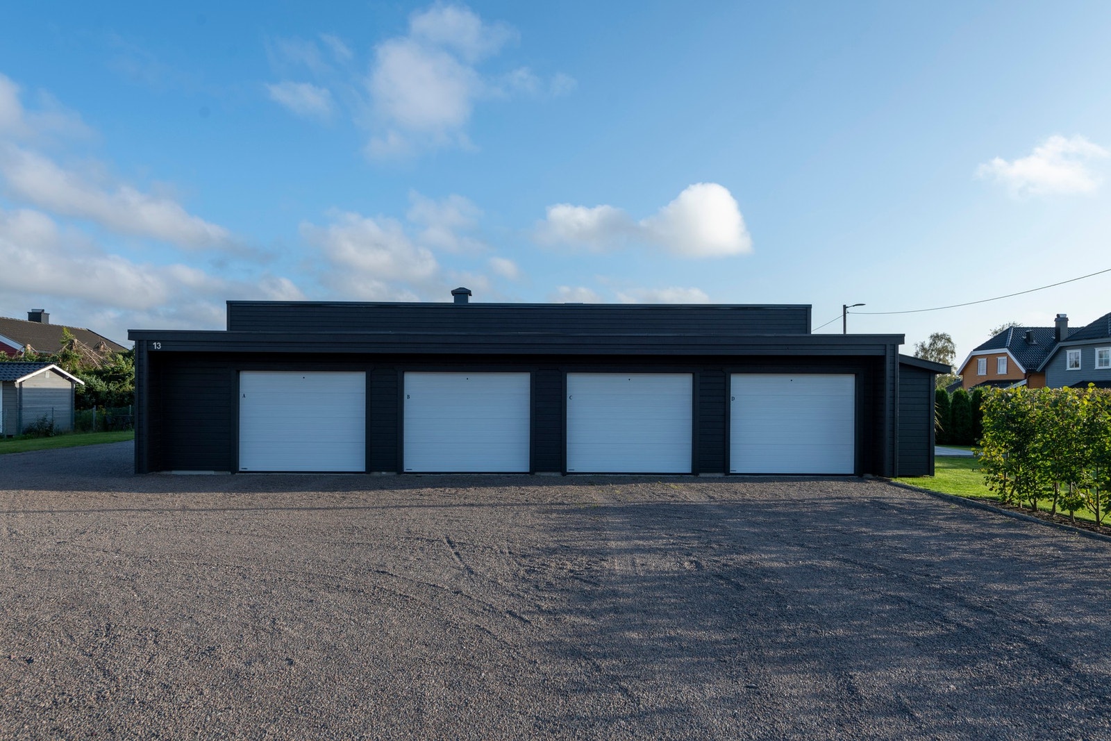 Garasje i garasjerekke, med plass til en bil. Galleribilde