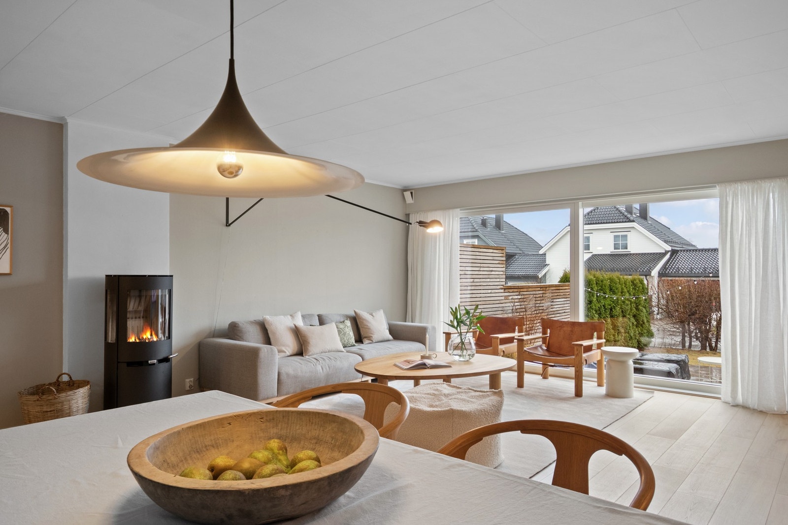 Stuen er stor og fin med en sosial dynamikk med god plass til spisestue og sofaløsning med tilhørende møblement. Galleribilde