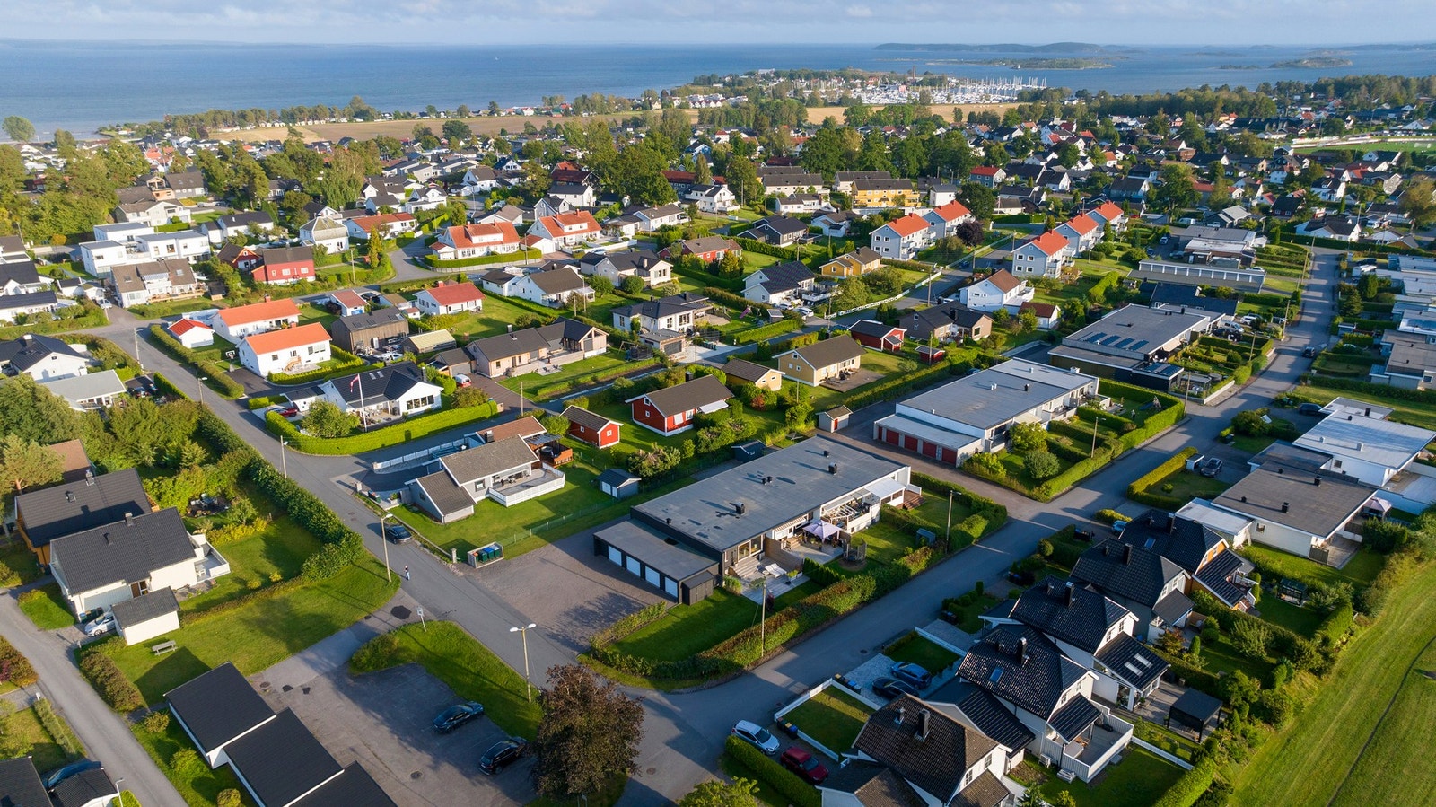 I nærområdet er det også flere idrettsanlegg, med bl.a. Flint Idrettslag som har bredt tilbud til både mosjonsgrupper og barneidrett. Slagenhallen ligger ved Presterød ungdomsskole, og på Olsrød Park finnes det bl.a. treningssenter med squashall og eget b Galleribilde