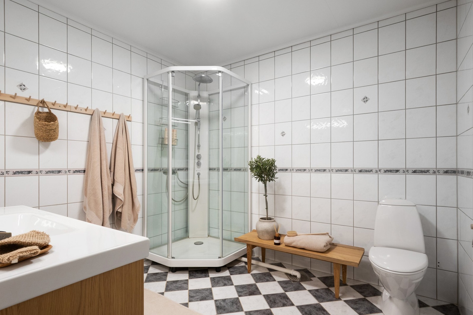 Innredet med servantinnredning, skap, dusjkabinett og wc. Galleribilde