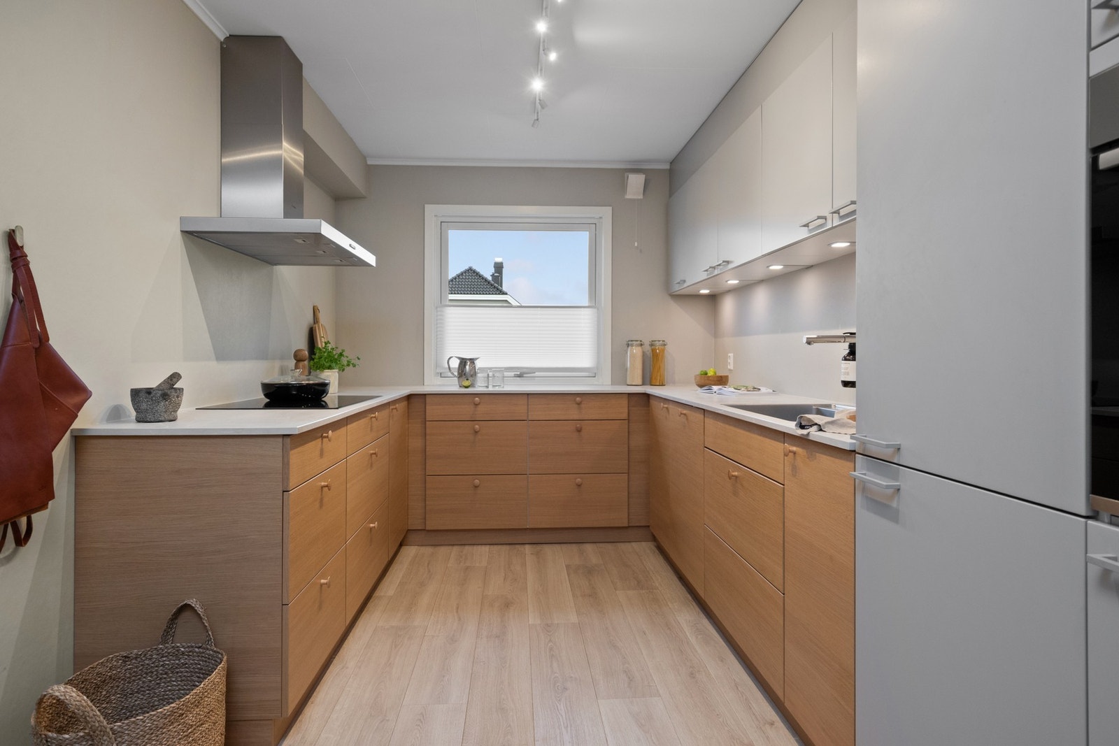 Kjøkkenet inneholder integrert koketopp, stekeovn, kjøleskap og oppvaskmaskin. Galleribilde