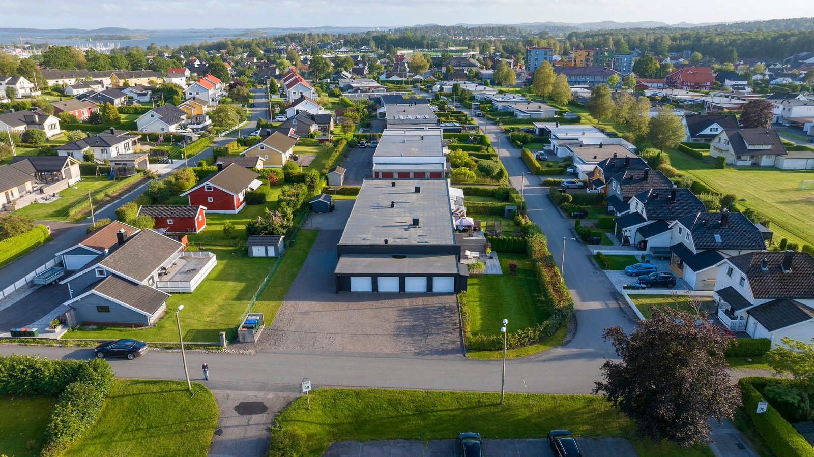 Området er trafikkstille og det er kort vei til lekeplasser og fine turområder, samt sjøen med bademuligheter. Det er gangavstand til Presterød barneskole og Presterød Ungdomsskole, og det er også flere barnehager i området. Galleribilde