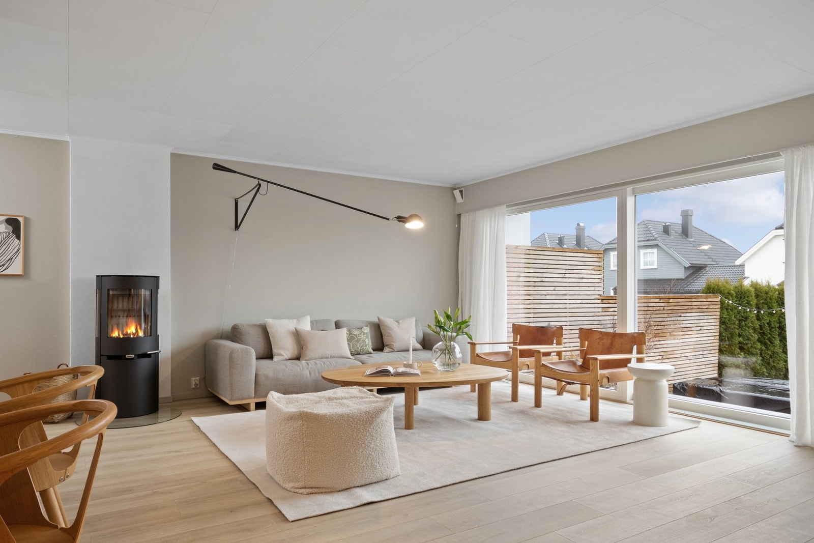 Her er det mange og store vindusflater som gir godt med naturlig lys. I stuen har du er stor skyvedør ut til terrassen. Den usjenerte terrassen fremstår som en naturlig forlengelse av stuen i sommerhalvåret, og gir ekstra rom for å nyte solfylte og varme Galleribilde