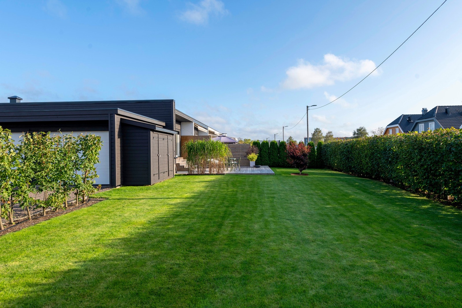 Med endebeliggenheten får du en stor og flott tomt med mye hage. Galleribilde