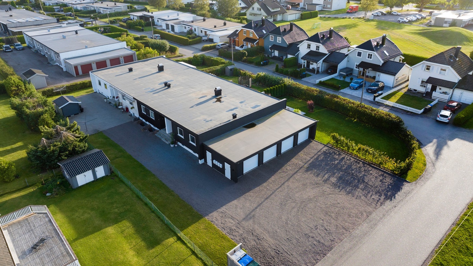 Enderekkehuset er beliggende i et veletablert og attraktivt boligområde på Tolvsrød - perfekt for deg som ønsker å bo både rolig og sentralt. Galleribilde