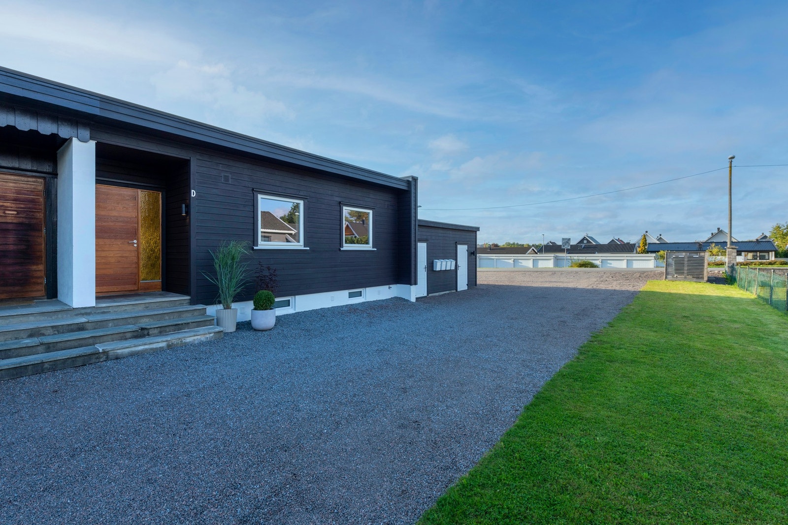 Eiendommen fremstår som moderne og funksjonell, med gode planløsninger over to etasjer. Galleribilde
