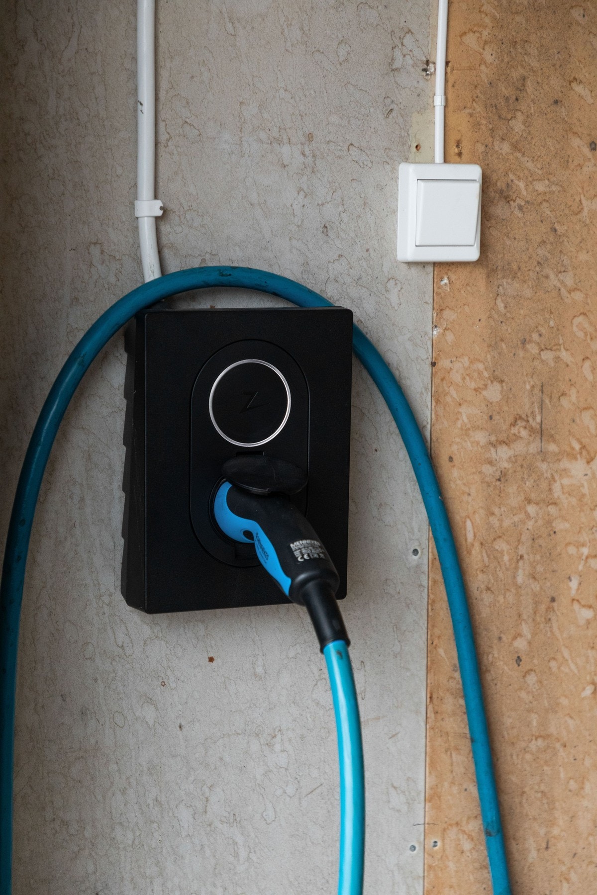 Montert elbil lader. Galleribilde