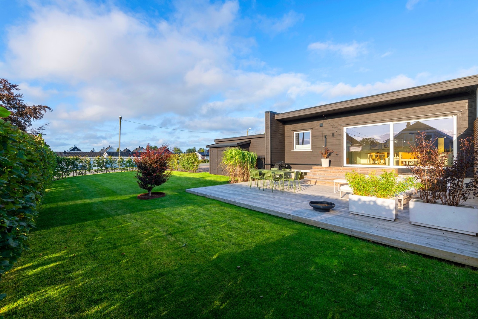 Her har du en renovert enderekkehus med stor hage og solrik terrasse. Foto: Sindre Lundvold Galleribilde