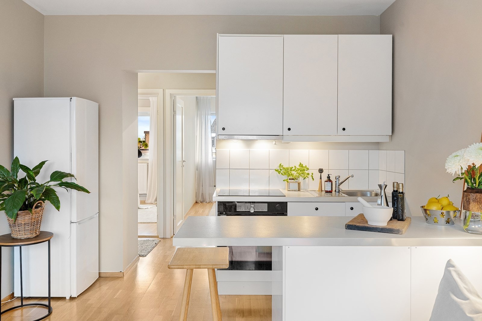 Kjøkkenet har praktisk benkeplass og glatte fronter. Galleribilde