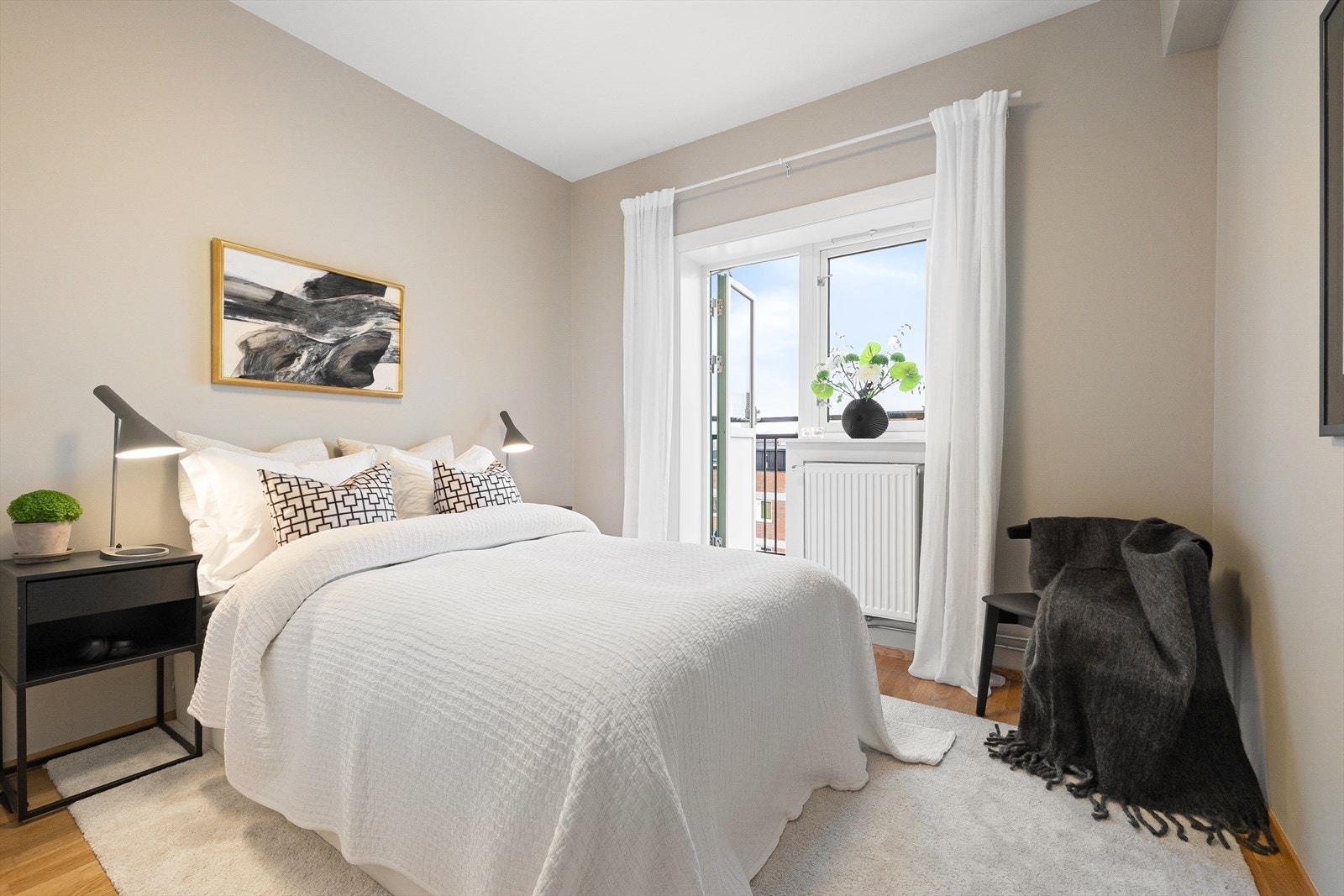 Hovedsoverommet er av god størrelse, med plass til en stor dobbeltseng, en god garderobeløsning og øvrig tilhørende møblement. Galleribilde