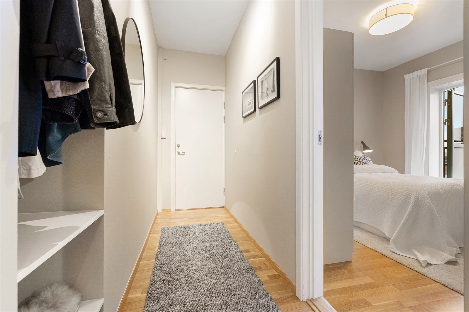 Velkommen inn! Gangen fremstår som lys og romslig med god plass til oppbevaring av yttertøy i garderobeskap i gangen. Galleribilde