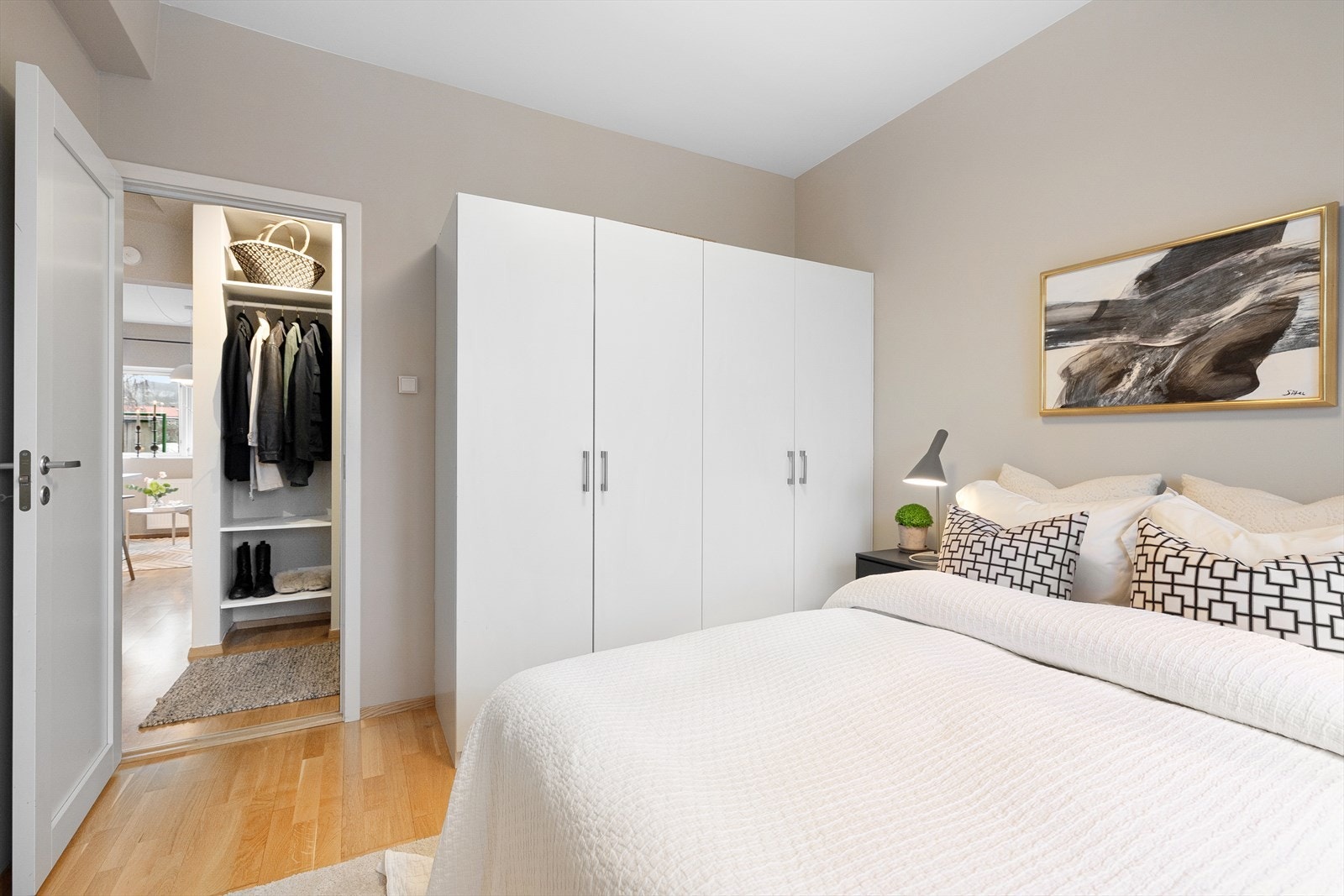 God plass til garderobeskap eller annet møblement. Galleribilde