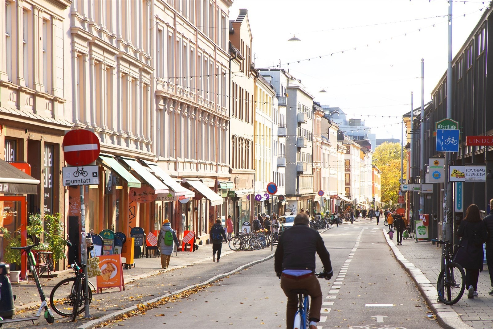 Livlig gate med butikker og kafeer gir et urbant preg. Galleribilde