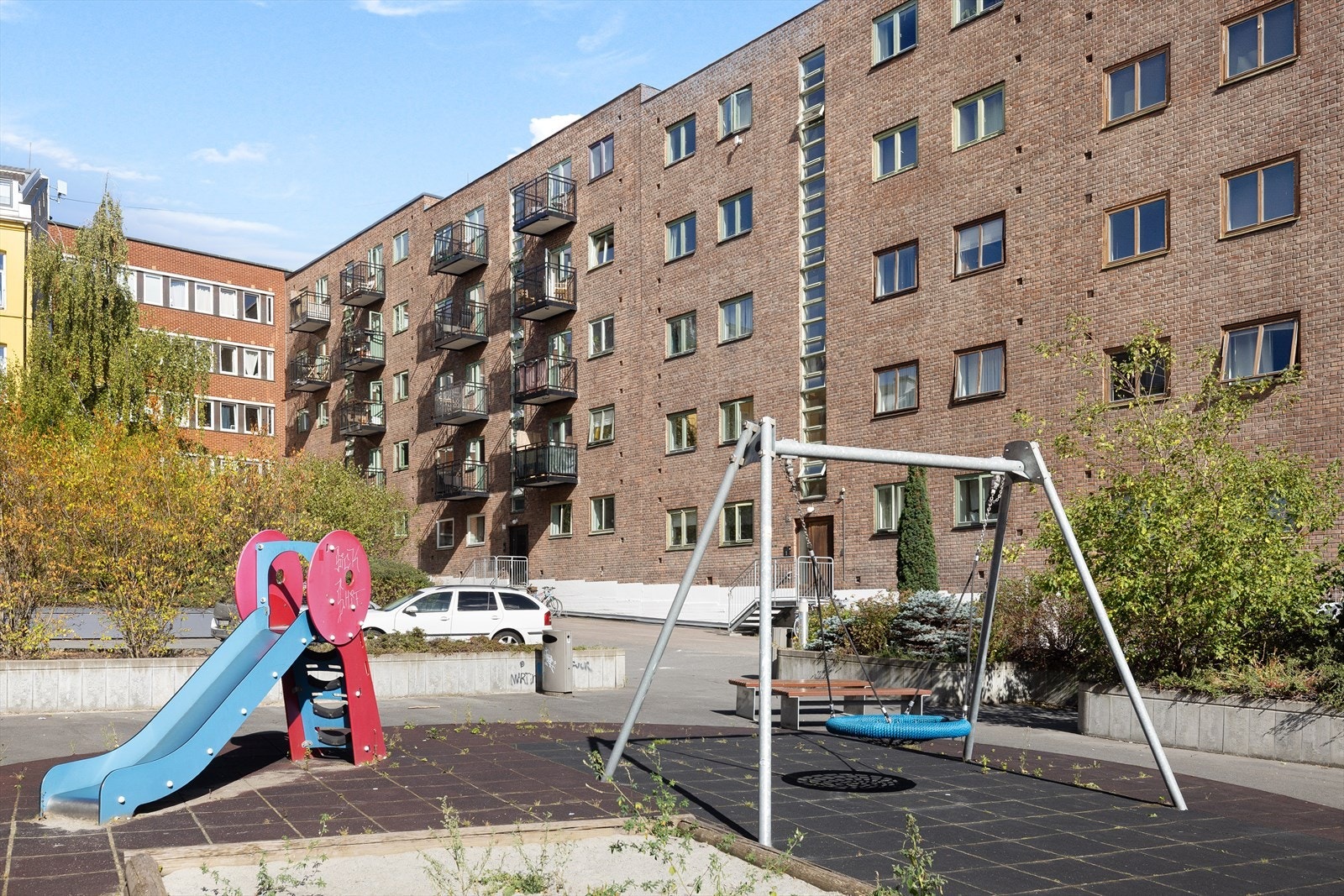 Bygningen har en lekeplass med huske og sklie, perfekt for barnefamilier. Galleribilde